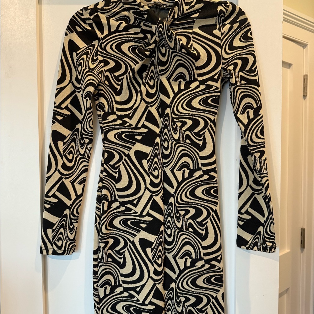 Zara Black and Cream Swirl Long Sleeve Dress